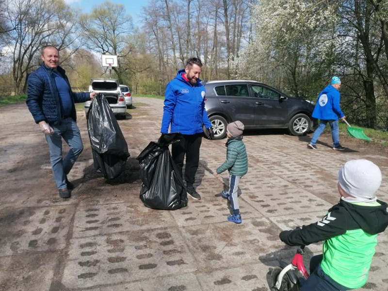 Zdjęcie Stowarzyszenia Rodzin Familia Kamion z akcji "Posprzątali Kamion"